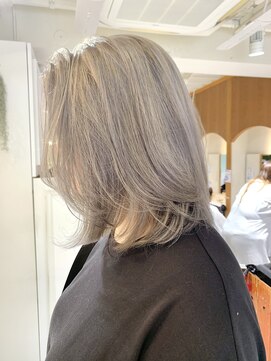 ネオリーブカフ 鶴ヶ峰店(Neolive caff) ダブルカラー　ホワイトシルバー