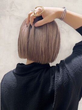 コンフィープラス(comfy plus) 大人可愛いピンクベージュダブルカラー切りっぱなしぱっつんボブ