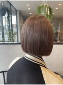切りっぱなしぱつっとショートボブ前下がりブラウンベージュ