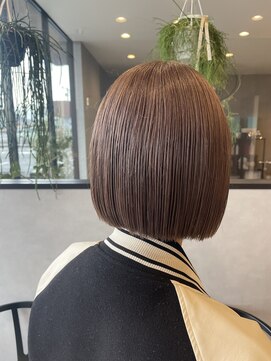 アチーブリス(achieve Liss) 切りっぱなしぱつっとショートボブ前下がりブラウンベージュ