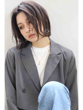 レア(Lea) 外ハネ × 切りっぱなしボブ