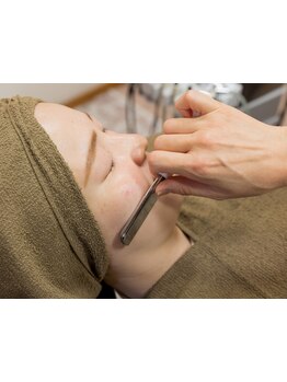 お客様一人ひとりのお肌の状態に合わせたシェービングが人気！自宅でのケア方法もしっかりとお伝えします。