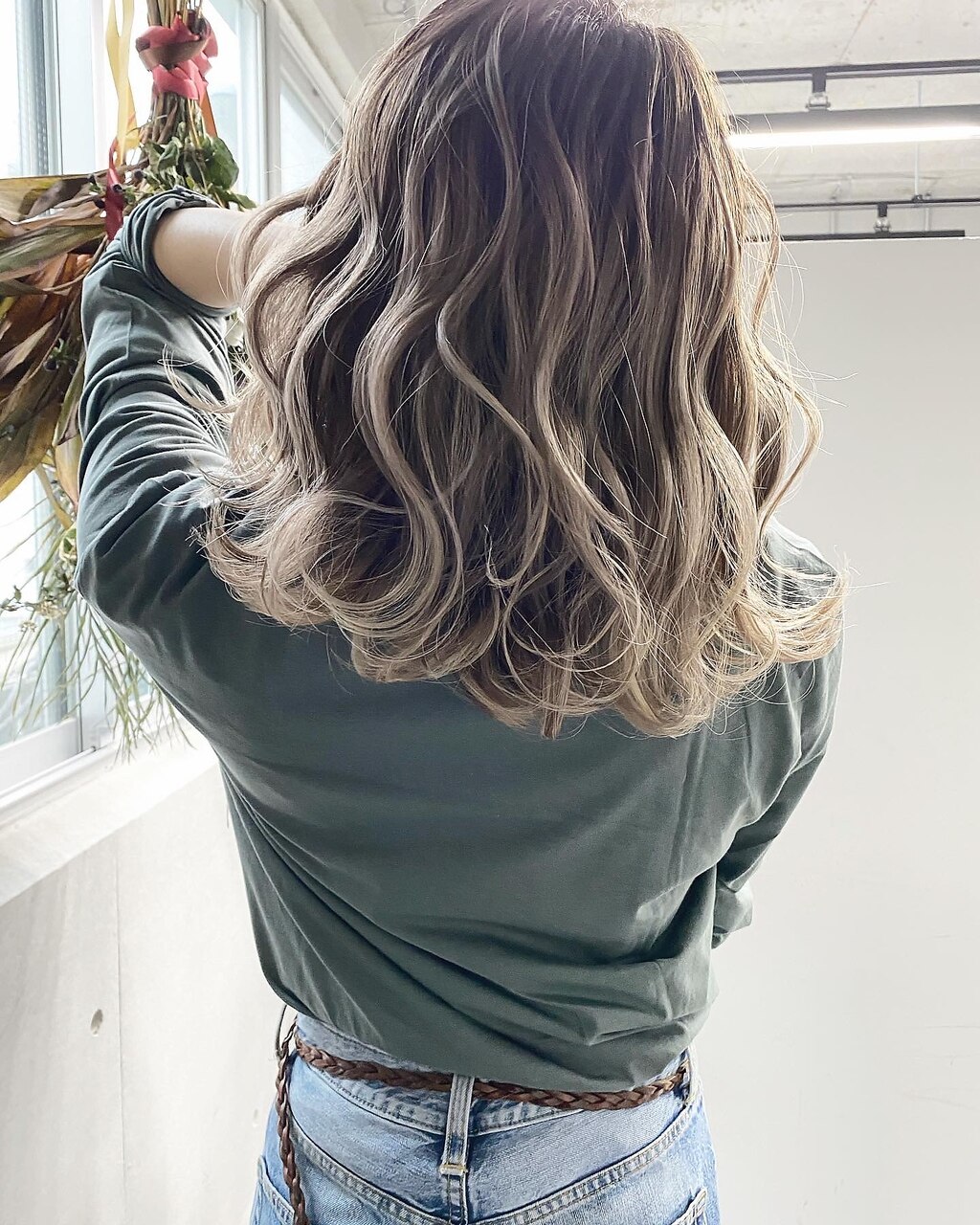 ミントグリーン×焦げ茶メッシュ 2025年夏】ミディアム メッシュの髪型・ヘアアレンジ｜人気順｜6