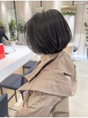 黒髪前下がりセンターパートハンサムショートボブ前髪なし