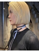 前髪なしホワイトブロンドタイトボブ抜きっぱなしブリーチ
