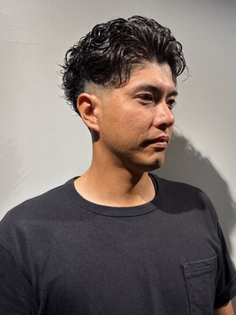 メンズ専門店ならではのパーマ技術で、ビジネススタイルからプライベートまで幅広いシーンに対応したご提案
