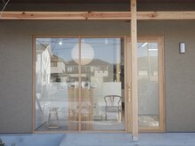 大きな木枠のガラス窓が目印の落ち着いた美容室です