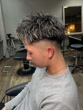 ミオ ベガ(Mio'' VEGA) ホワイトメッシュ×フェード短髪スパイキー