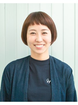 エン(YENN) ブツッと流れるショートバングがかわいいシンプルなショートボブ