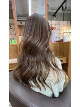 【4ヶ月放置できる30代大人女性に人気メニュー】細めにハイライトいれることで動きのある透明感スタイルに