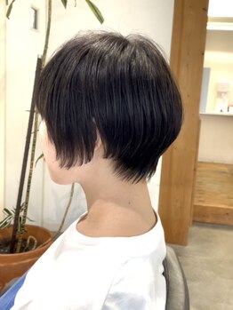 ミリ単位のカットで全体のバランスを駆使。髪質や骨格を見極め美フォルムを実現する小顔見せショート☆