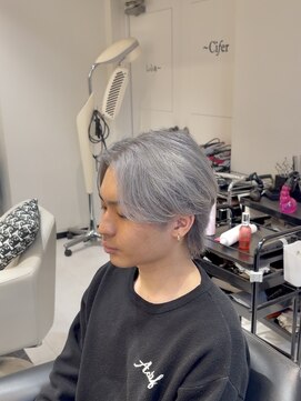 シファー(～Cifer) ブリーチ２回×シルバーアッシュ/毛流れセンターパート