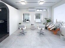 Reveの雰囲気（清潔感あふれる白を基調とした店内）