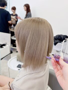 ロサ ファイブヘアー(Rosa..5Hair) 黒染めから一気に垢抜け！透明感ハイトーンボブ！
