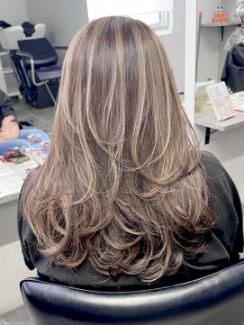 レディアル 大宮(REDEAL) 白髪ぼかし/レイヤーカット/ベージュハイライト