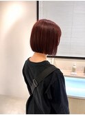 深みレッドの切りっぱなしボブ