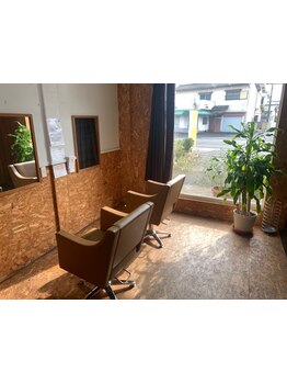 【東区/マルナカ益野店すぐ】陽の光が心地よく入る明るい店内でマンツーマンのスピーディなカットが魅力！