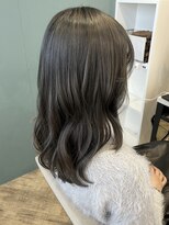 プラス ファースト ヘア(Plus 1st)&nbsp;ダークグレージュ×セミロング×ゆるふわウェーブ