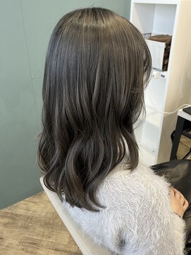 プラス ファースト ヘア(Plus 1st) ダークグレージュ×セミロング×ゆるふわウェーブ