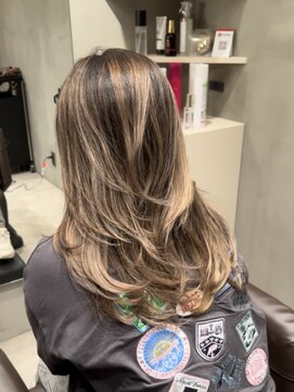 バタフライカットシャギーハイレイヤーカットバレイヤージュ