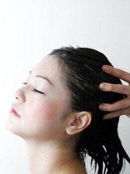 アロ (Alo hairdesign)の写真/【高リピート率の極上スパ】疲れた頭皮にアプローチ。じっくりと、心からほぐされるリフレッシュtimeを…♪