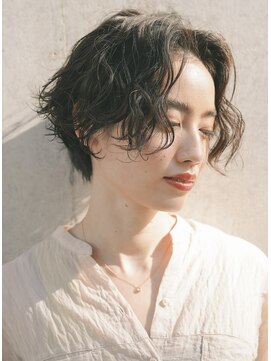 レジュアル(RESSUAL) グレーベージュ アースカラー ウェーブ巻き プラチナアッシュ