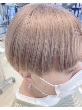 ヘアーアンドメイク マニス(hair&make manis) マッシュショート刈り上げメンズライク ホワイトベージュ