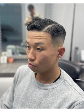 刈部倶楽舞 サイドパート/スキンフェード メンズ/バーバー/フェード
