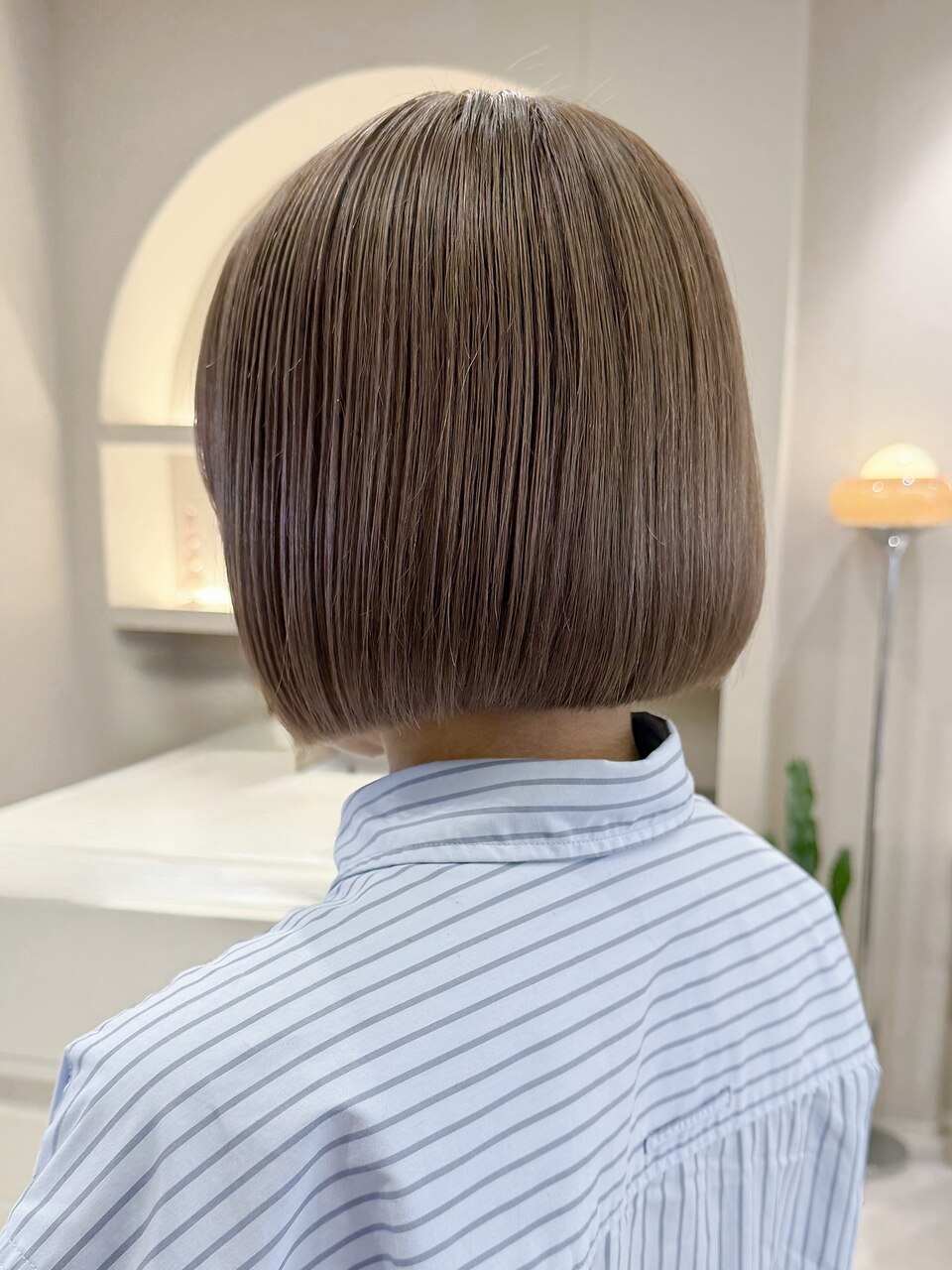 ピンクベージュの艶ボブ/表参道/原宿