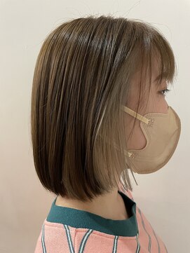 ルクール(Le Coeur) 柔らかベージュの前上がりボブスタイル