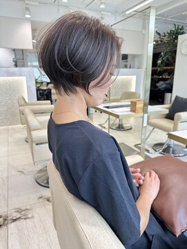 アンド ストーリーズ(&STORIES) 大人可愛い前髪ありひし形耳掛けマッシュショートボブ30代40代