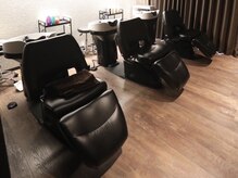 フルフラットのシャンプー台で癒しのシャンプータイムを