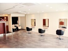 駅前なのに、地上の喧騒を忘れる2階サロン♪