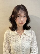 ユヌ(Une) ミディアム/くびれ巻き/ブリーチなしブラウンカラー/前髪カット