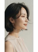 洗練された大人女性の耳掛けショートボブスタイル