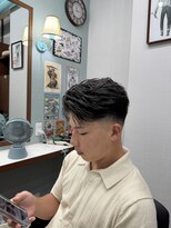 フォーコーナーズカットショップフェイビーズ 名古屋西(FourCornersCutShop favey's)&nbsp;センターパート メンズ大人ヘア フェードスタイル