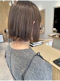 くすみベージュ×切りっぱなしボブ