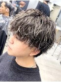 渋谷緩め波巻きスパイラルパーマメンズハイライトカラー茶髪