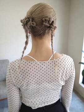 トナリ(tonari) ヘアセット ツインお団子 ねじり編み アップ【鹿児島中央駅】