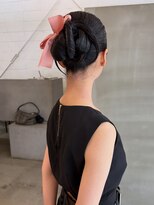 カシェ ホリエ(CACHE HORIE)&nbsp;タイトな立体シニヨン×ピンクリボン / 三保
