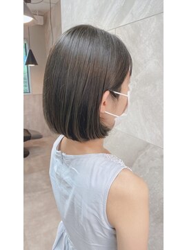 ドゥマン(Demain) 大人かわいいフェザーバング小顔くびれミディカーキグレージュ