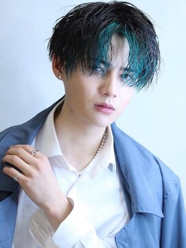 コンフィデンス メンズヘアー(confidence MEN'S HAIR) フェイスフレーミング緑 センターパートスパイラルパーマ [新宿]