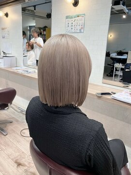 コワファーストナガサキシャンプーボーイ(COIFF1RST NAGASAKI SHAMPOO BOY) 長崎 ボブ ホワイトベージュ