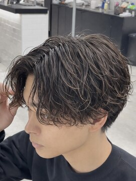 オーバル ジングウマエ(OVARL jingumae) 色気センターパートシャドウパーマ