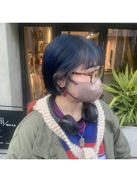 シー(Ciii) stylist イケダ>> ブルー×ホワイト×フレーミングカラー