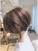 グレーベージュ_ひし形前下がりショートボブ_イメチェン前髪なし