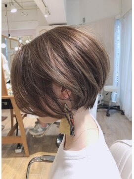 ネオリーブ アンド 渋谷店(Neolive &) グレーベージュ_ひし形前下がりショートボブ_イメチェン前髪なし