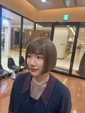 ボブ/ハイトーンカラー/ベージュカラー/前下がりボブ