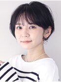 小顔　黒髪　パーマショート　暗髪　　前髪あり　耳かけショート