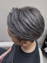 ソレリア(Soleria)&nbsp;大人の色気漂う白髪ぼかし/40代男性ヘアスタイル